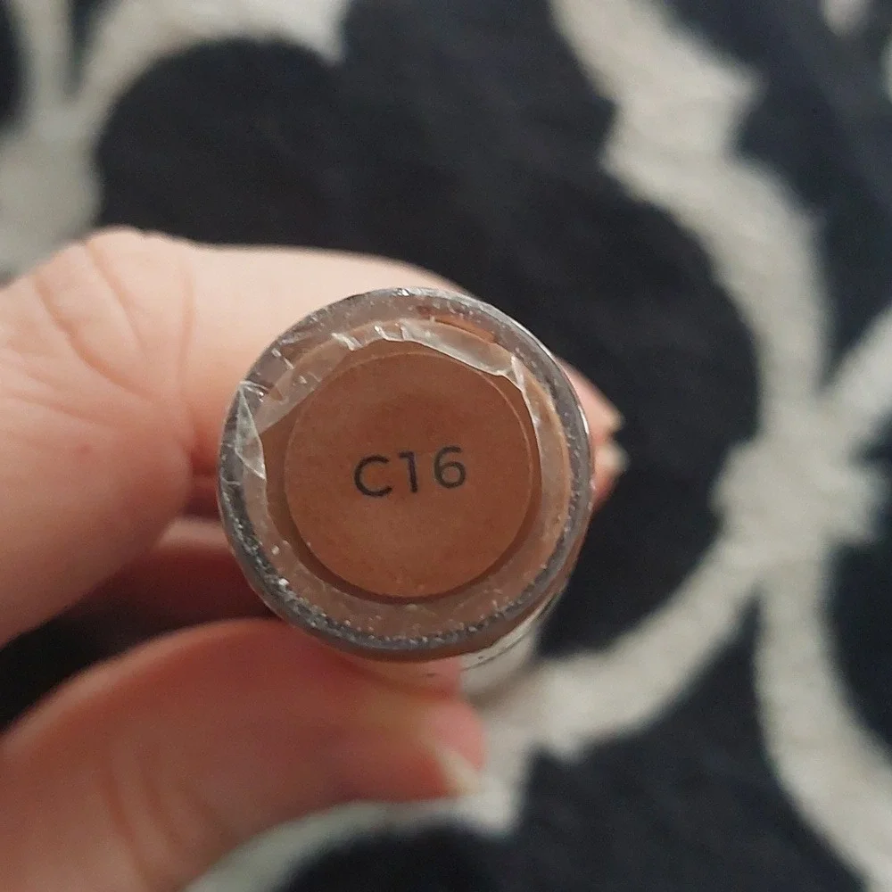 New makeup revolution conceal‎ and hydrate  c16